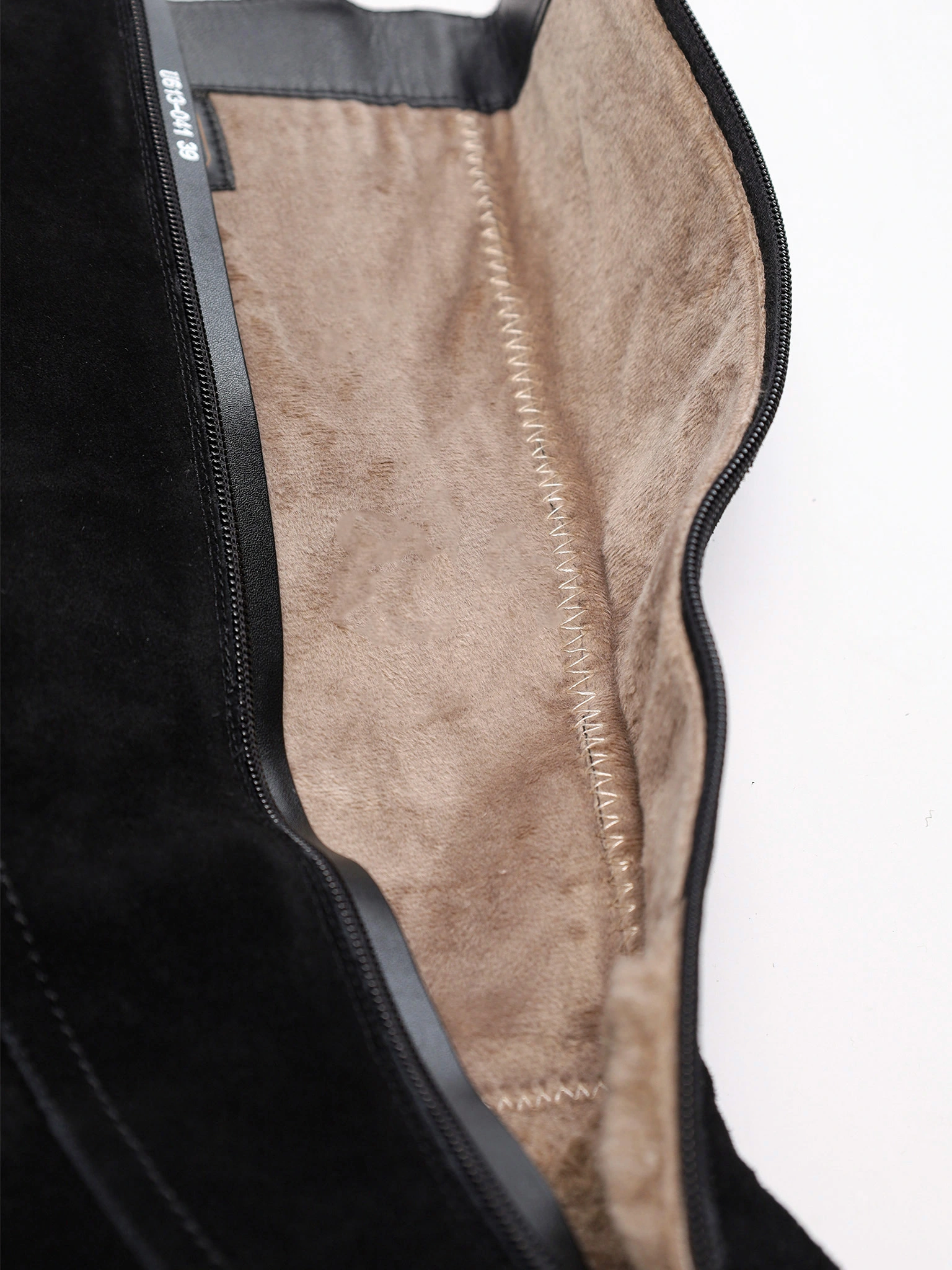 Сапоги черного цвета из натуральной замши на среднем каблуке